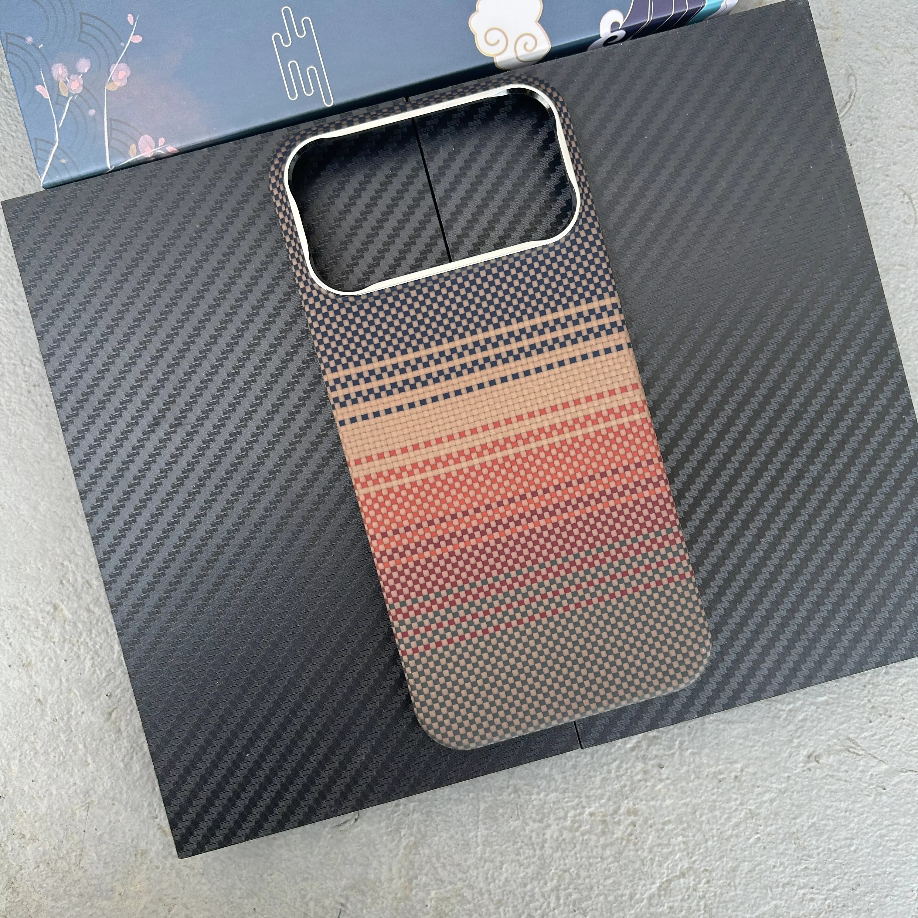 Premium Aramid Carbon Fiber iPhone Case – MagSafe Compatible Magnetic Cover with Ultra Thin Lightweight Design and Shockproof Protection