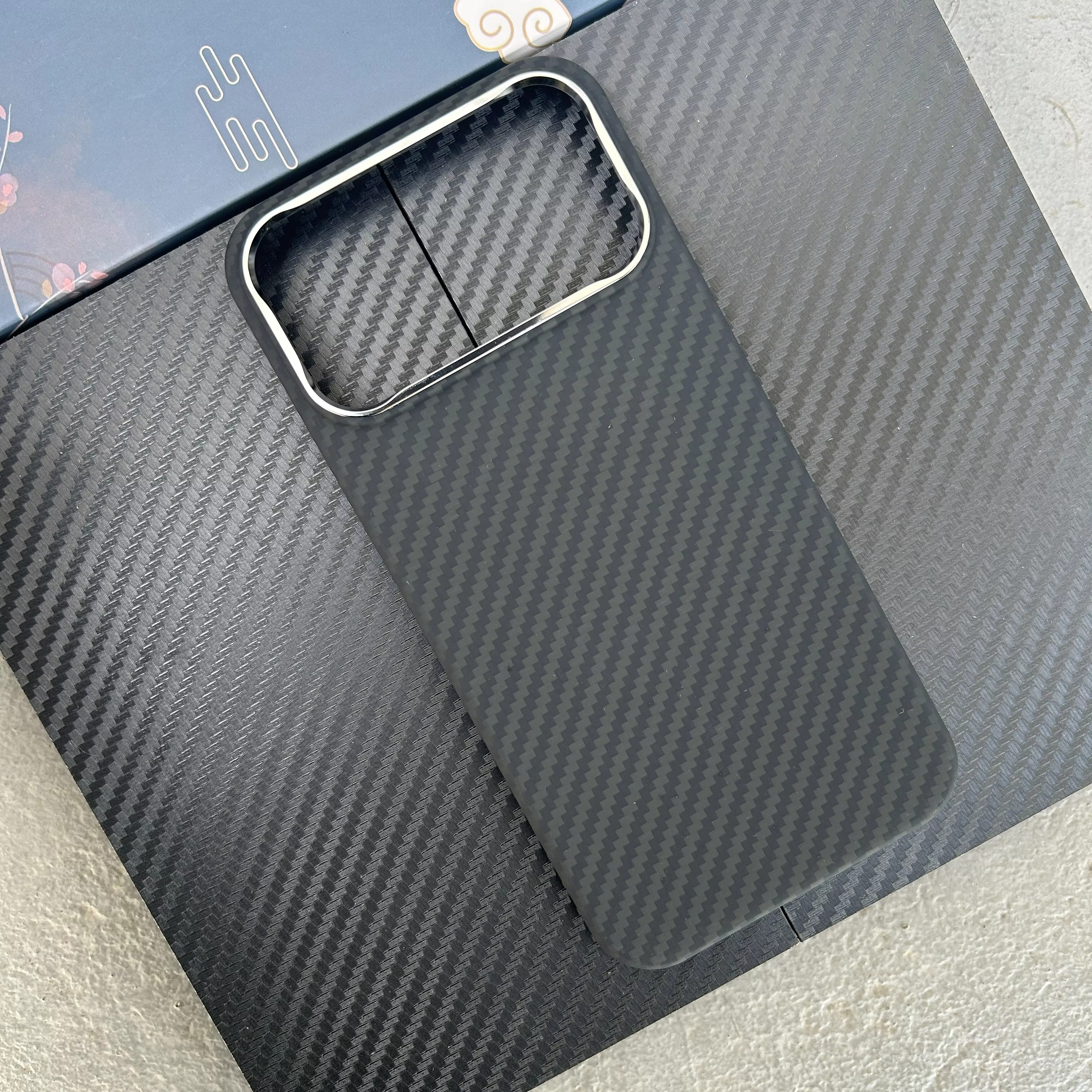 Premium Aramid Carbon Fiber iPhone Case – MagSafe Compatible Magnetic Cover with Ultra Thin Lightweight Design and Shockproof Protection